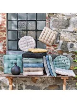 Großhandel 🤩 Garten & Balkon Butlers Futonkissen L 42 X B 42cm SOLID In Blau Günstig Kaufen ✨ -Butlers Geschaft butlers futonkissen l 42 x b 42cm solid in blau 1