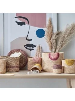 Billig 🎉 Dekoration Butlers Korb Handgefertigt Aus Raffia Ø8cm ISALO In Natur-Rosa Günstig Kaufen 🎉 -Butlers Geschaft butlers korb handgefertigt aus raffia o8cm isalo in natur rosa 1