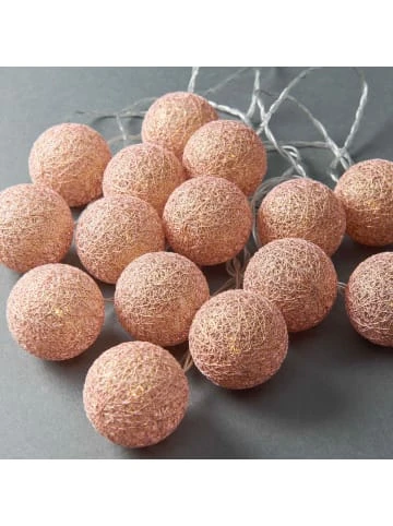 Coupon 🛒 Weihnachten Butlers LED-Lichterkette Cottonball 15 Lichter Mit USB-Batteriefach LES PETITES BELLE In Rosa Günstig Kaufen 🤩 7 Coupon 🛒 Weihnachten Butlers LED-Lichterkette Cottonball 15 Lichter Mit USB-Batteriefach LES PETITES BELLE In Rosa Günstig Kaufen 🤩 – Bild 5